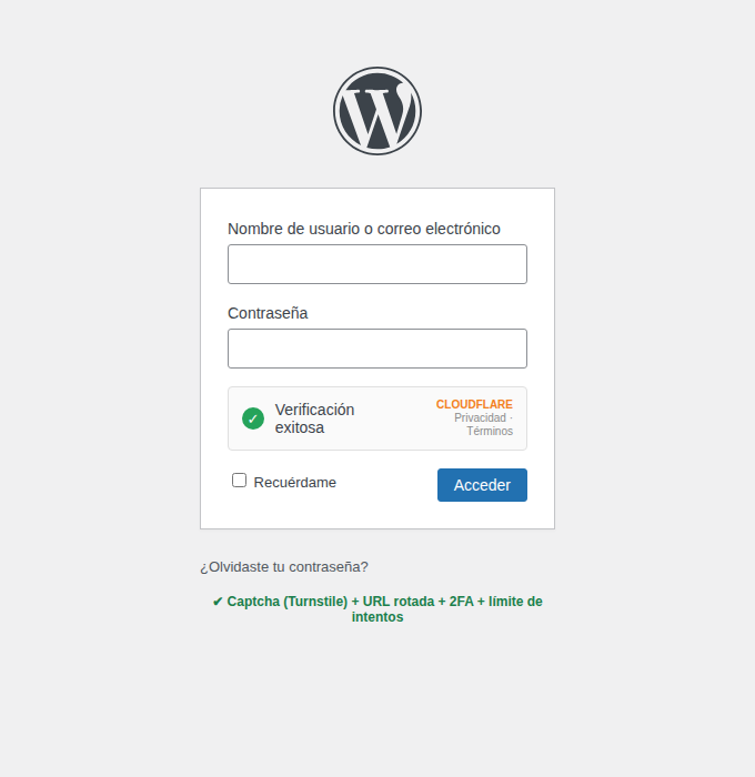 El mismo formulario de acceso de WordPress con Cloudflare Turnstile, la URL de login cambiada, 2FA y límite de intentos: protegido contra automatización.